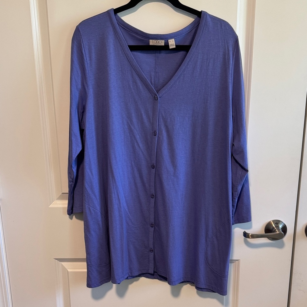 LOGO by Lori Goldstein purple/Lavender Button-Front V-Neck Top. Pockets. Cotton
